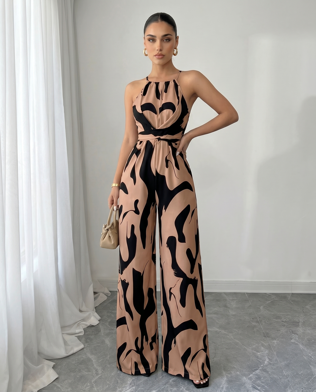 Tuta donna con stampa astratta e collo halter - Elegante e fluida