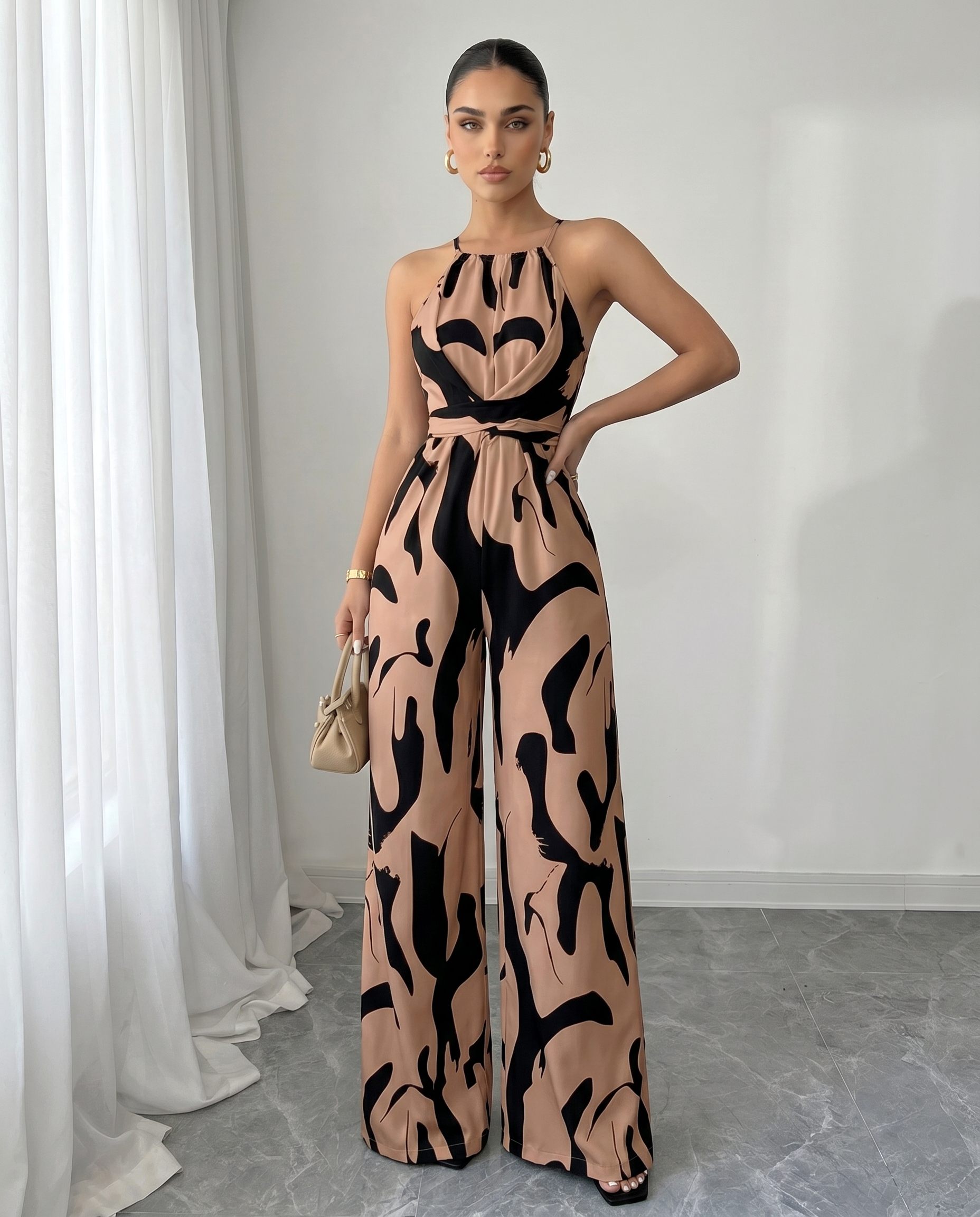Tuta donna con stampa astratta e collo halter - Elegante e fluida