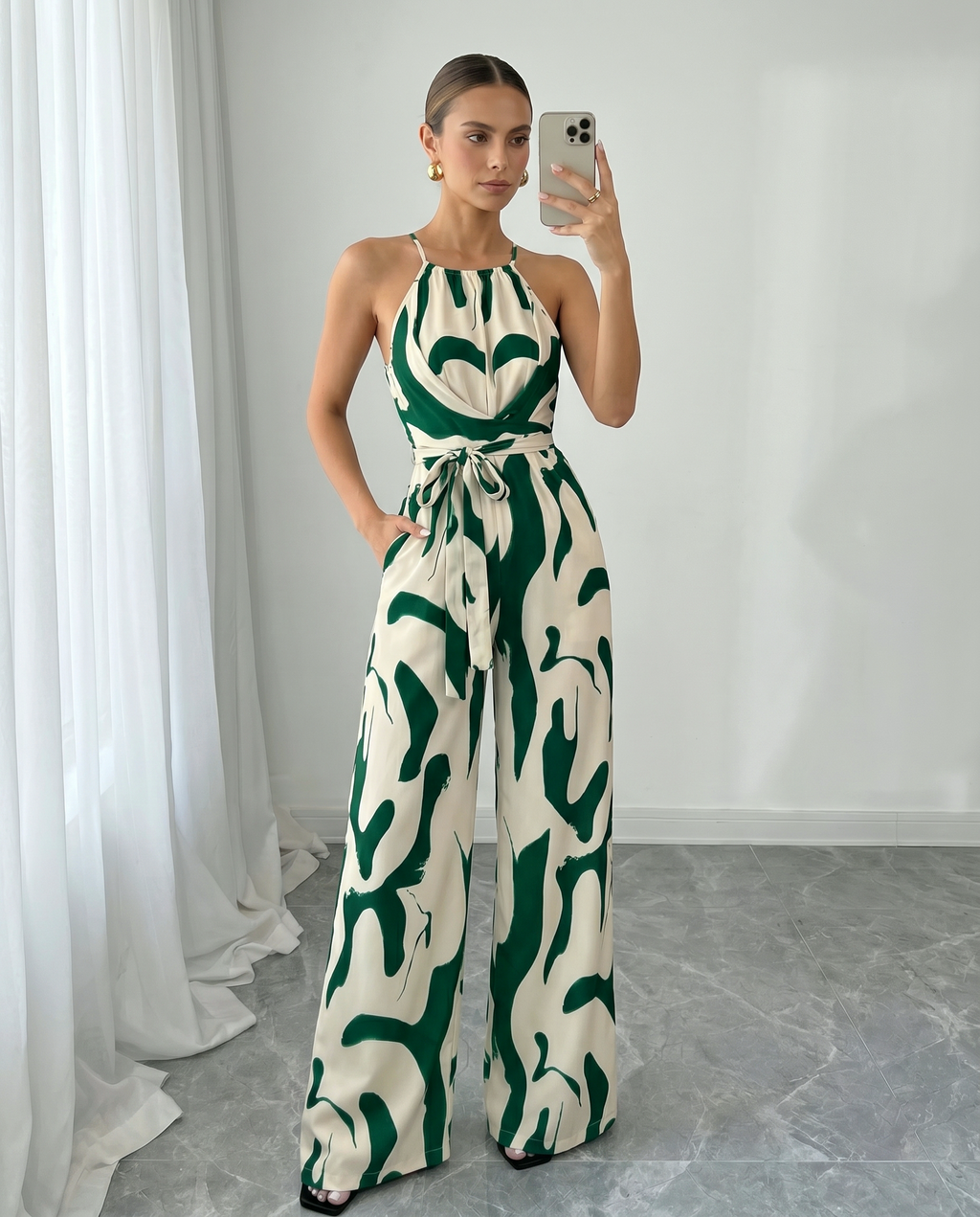 Tuta donna con stampa astratta e collo halter - Elegante e fluida