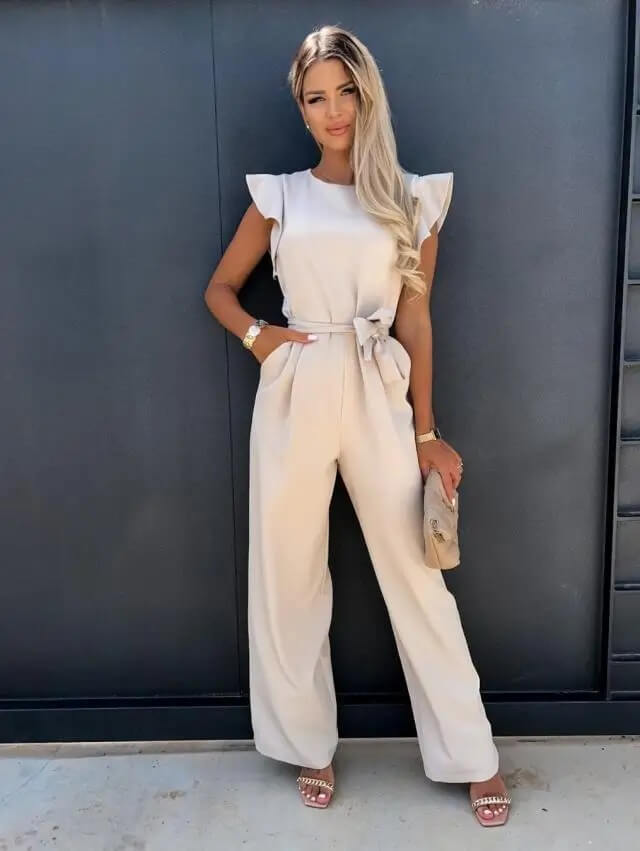 Tuta comoda ed elegante da donna con maniche arricciate