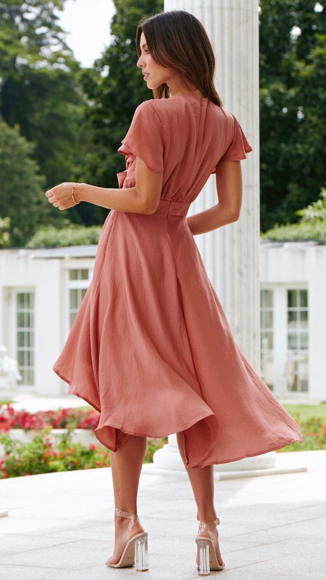 Elegante abito midi in raso con scollo a V profondo da donna maniche a farfalla e gonna asimmetrica fluida