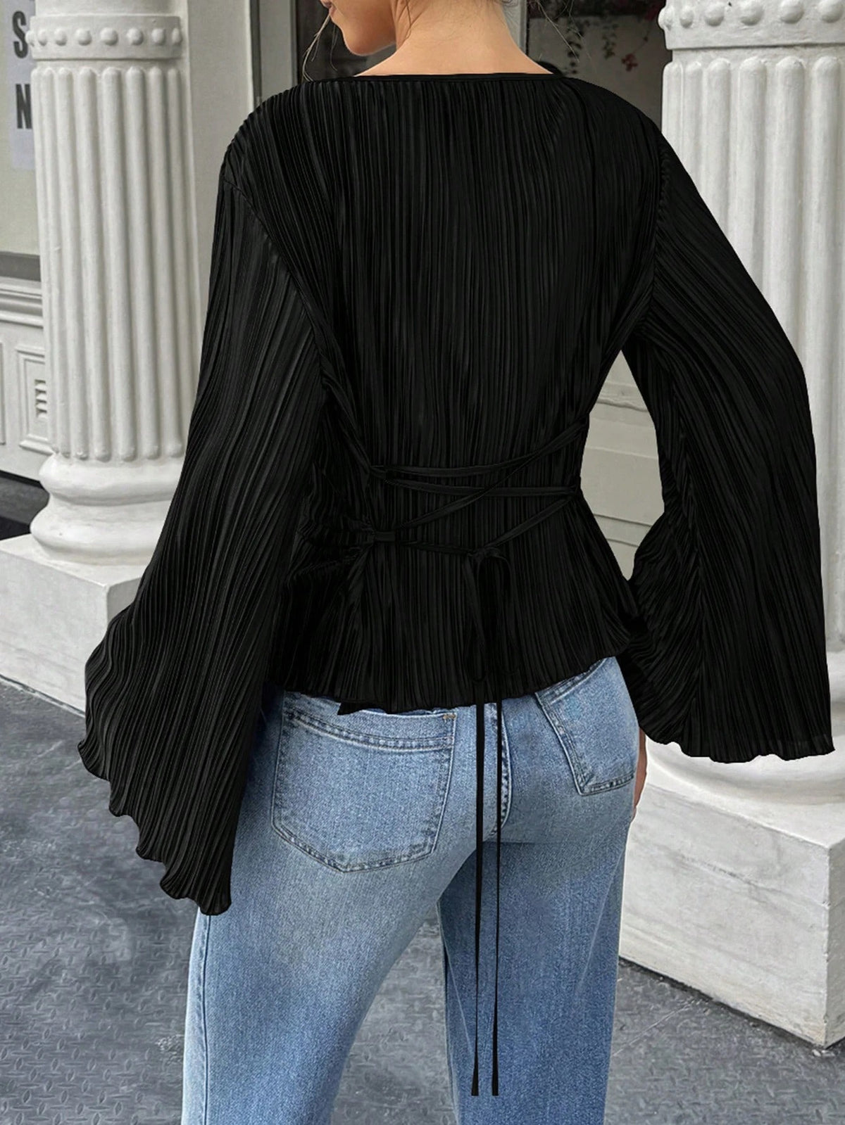 Women's pleated shirt with a defined waist - Casual and elegant