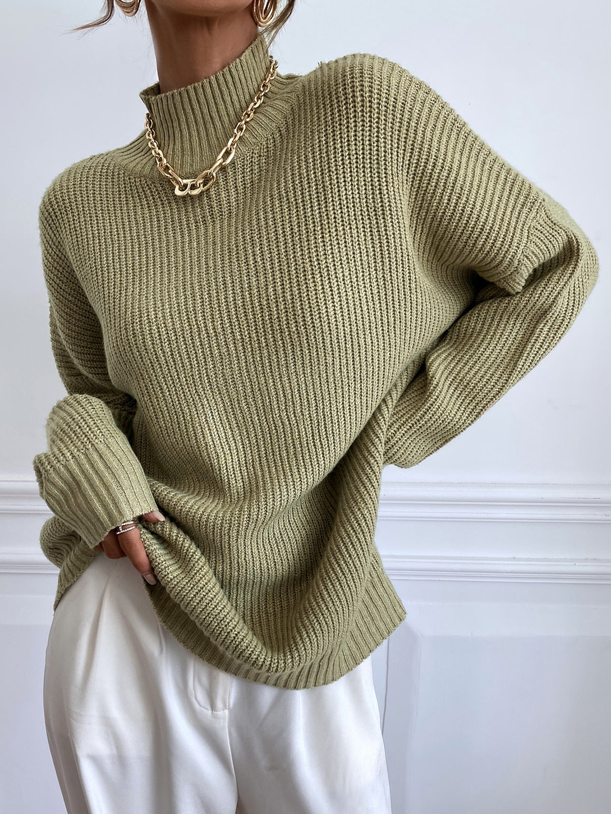 Damesweater med rullekrave og løs pasform - Minimalistisk og varm