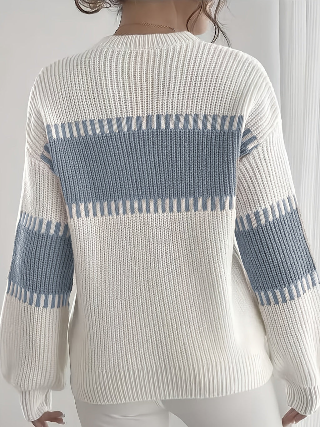 Stribet damesweater i colorblock – Moderne og blød