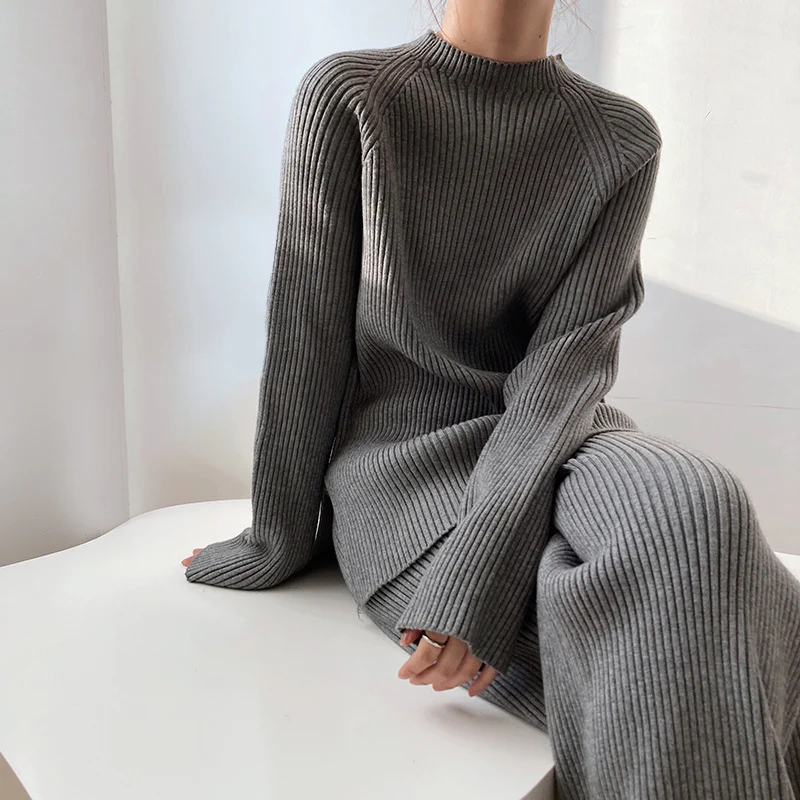 Completo da donna in maglia a coste composto da due pezzi - maglione comodo e pantaloni a gamba larga