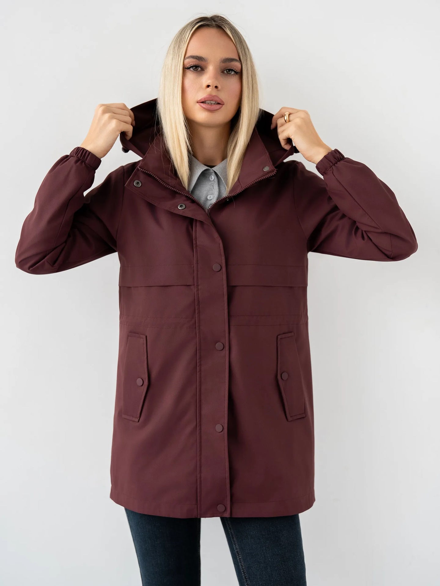 Chaqueta deportiva de mujer con capucha: informal, cómoda y versátil