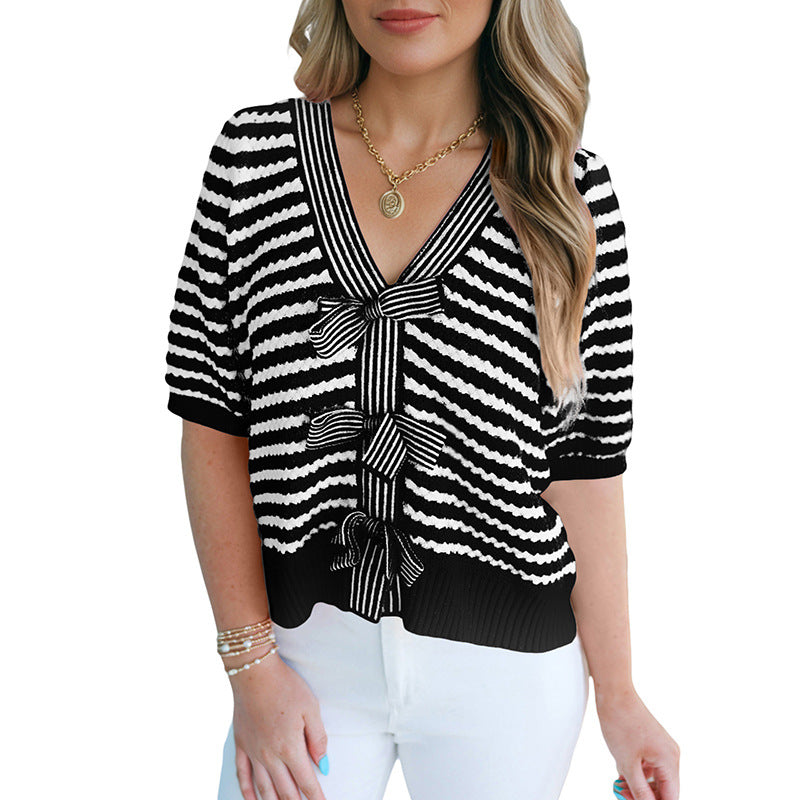 Maglia donna a maniche corte con scollo a V e fiocchi - Morbida e originale