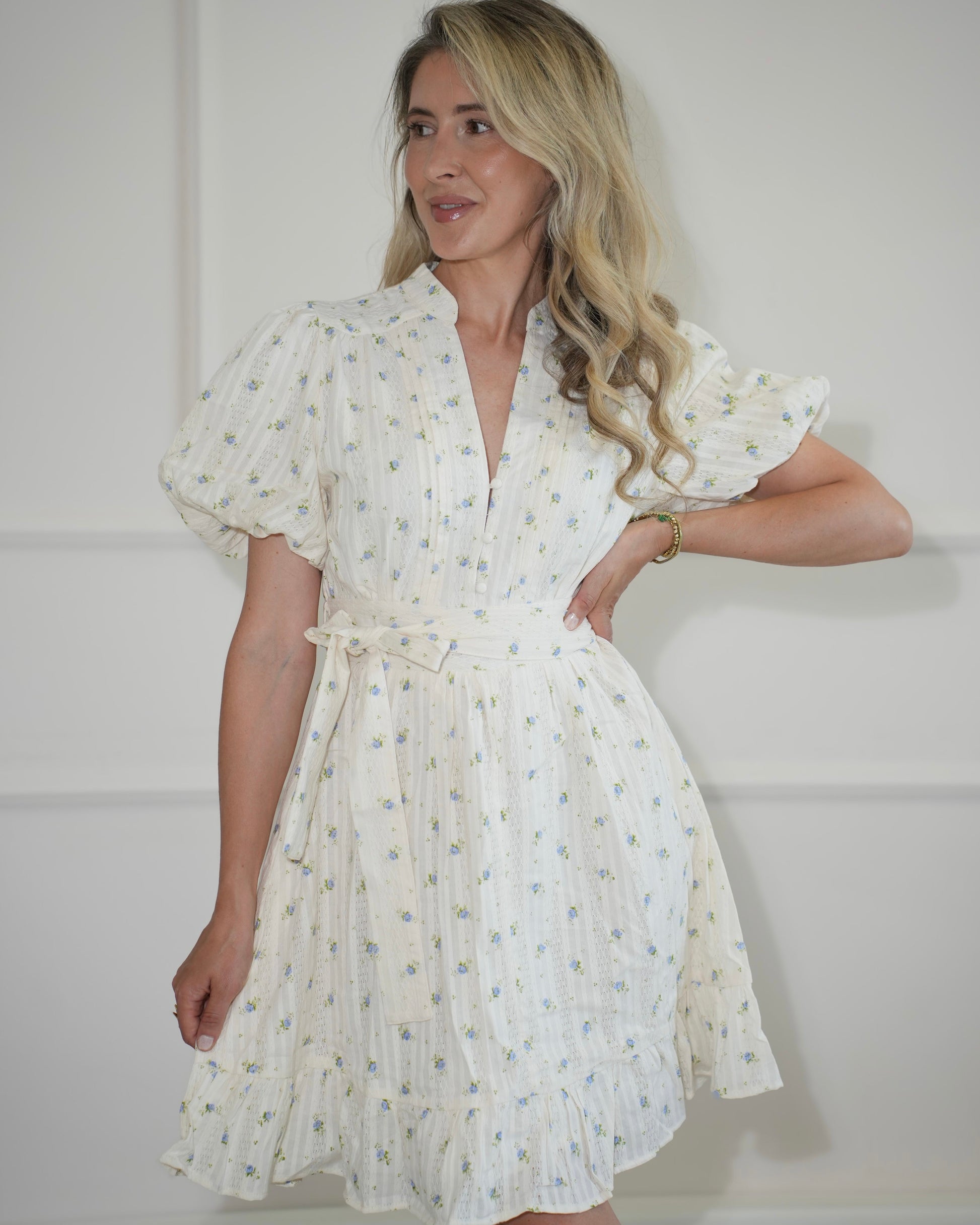 Abito midi floreale da donna con maniche a sbuffo e cintura in vita