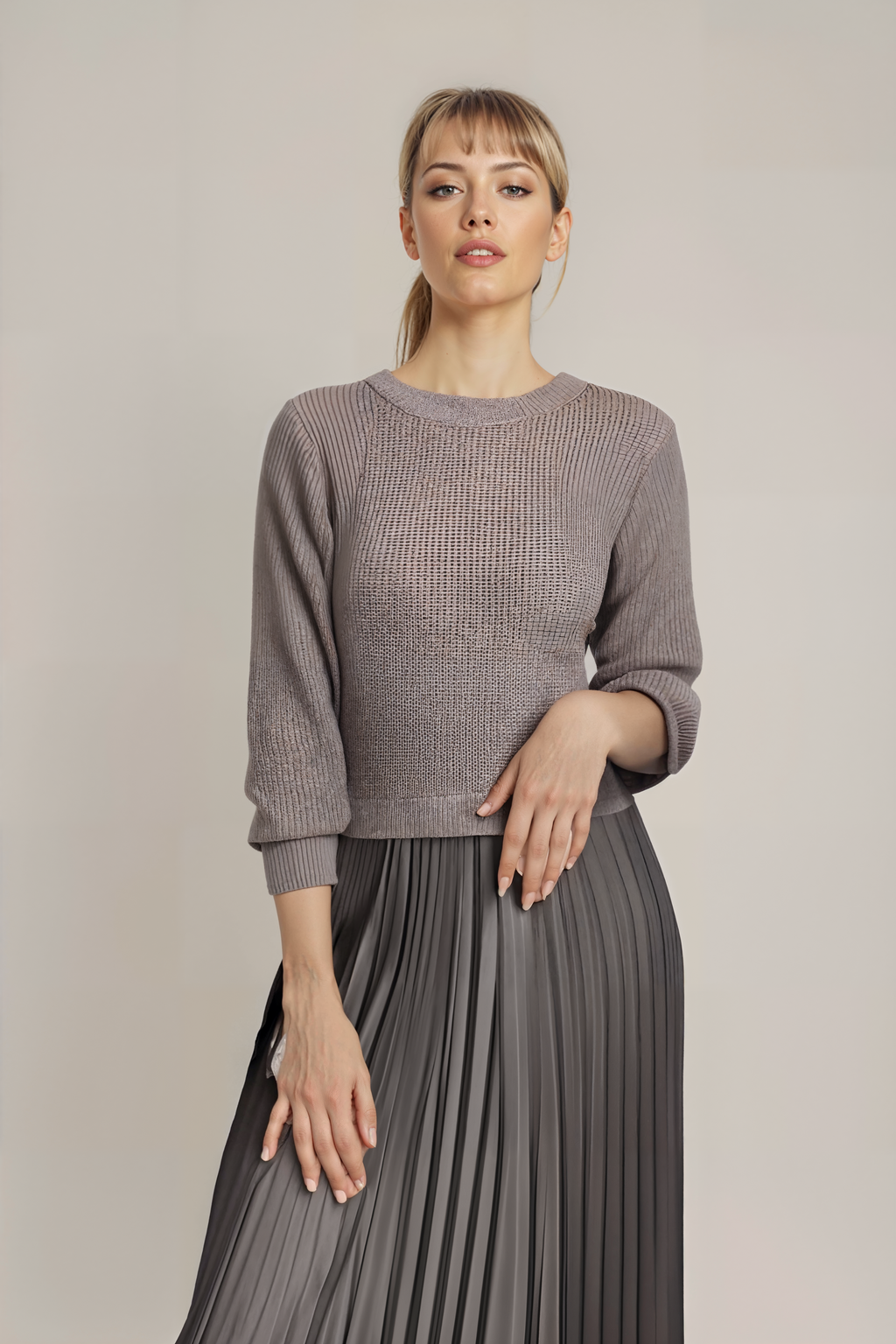 Completo donna invernale – Maglione in maglia e gonna plissé in raso eleganti