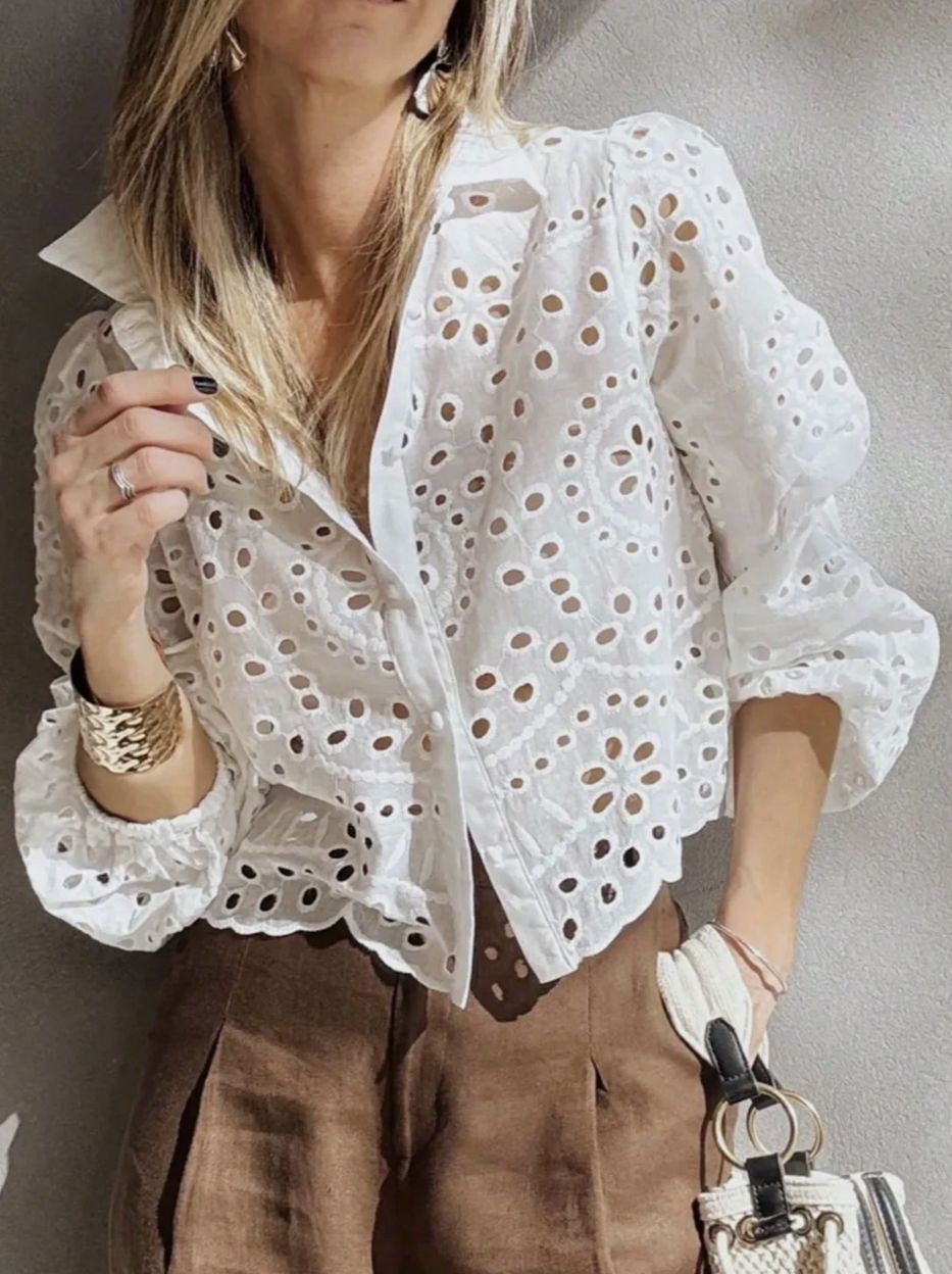 Camicetta corta da donna ricamata e traforata - Leggera ed elegante