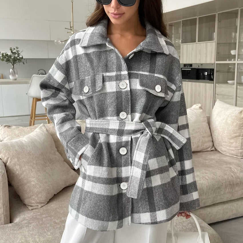 Abrigo de mujer de cuadros escoceses con cuello amplio: elegante y cálido