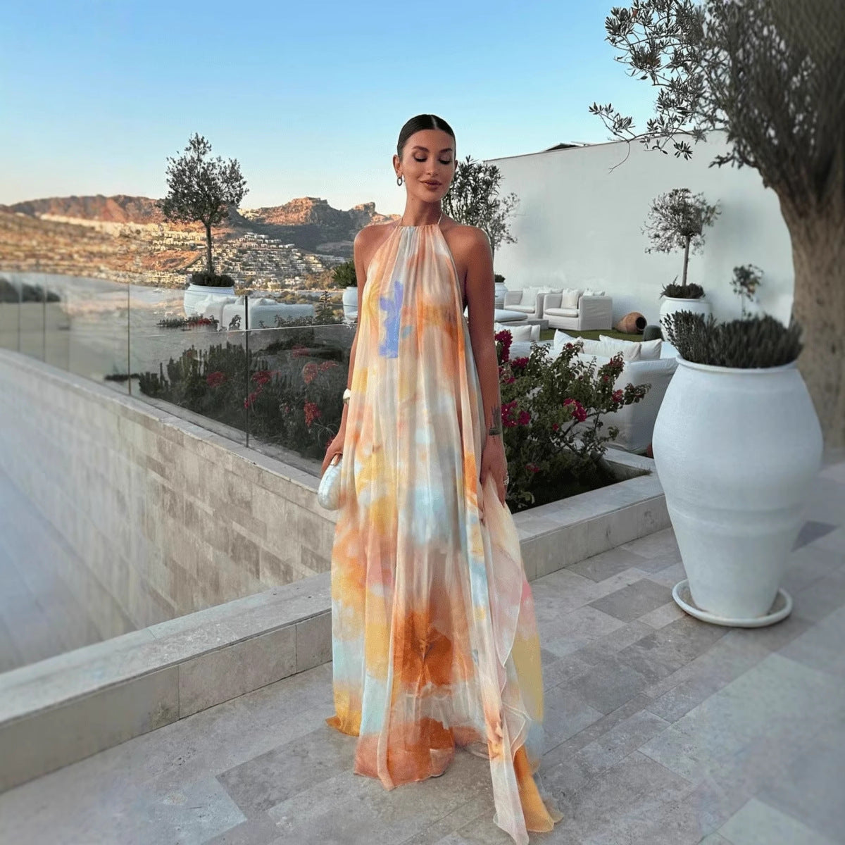 Abito maxi stampato da donna con collo halter e schiena scoperta