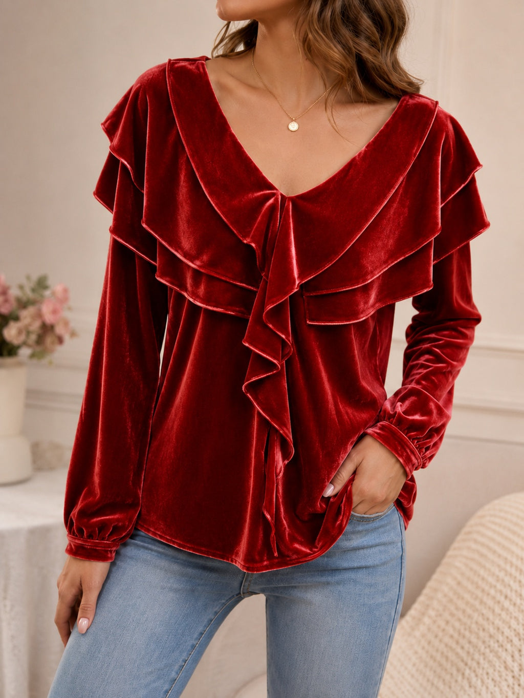Top de mujer de terciopelo con escote en V y volante: estilo elegante, femenino y chic