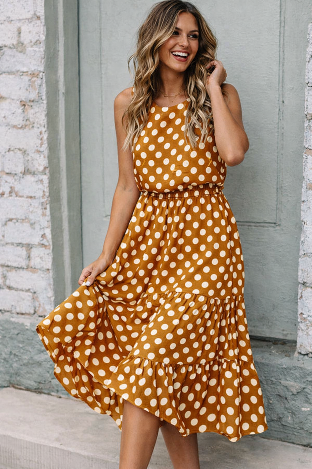 Abito da donna a pois – Taglio femminile e stile rétro chic