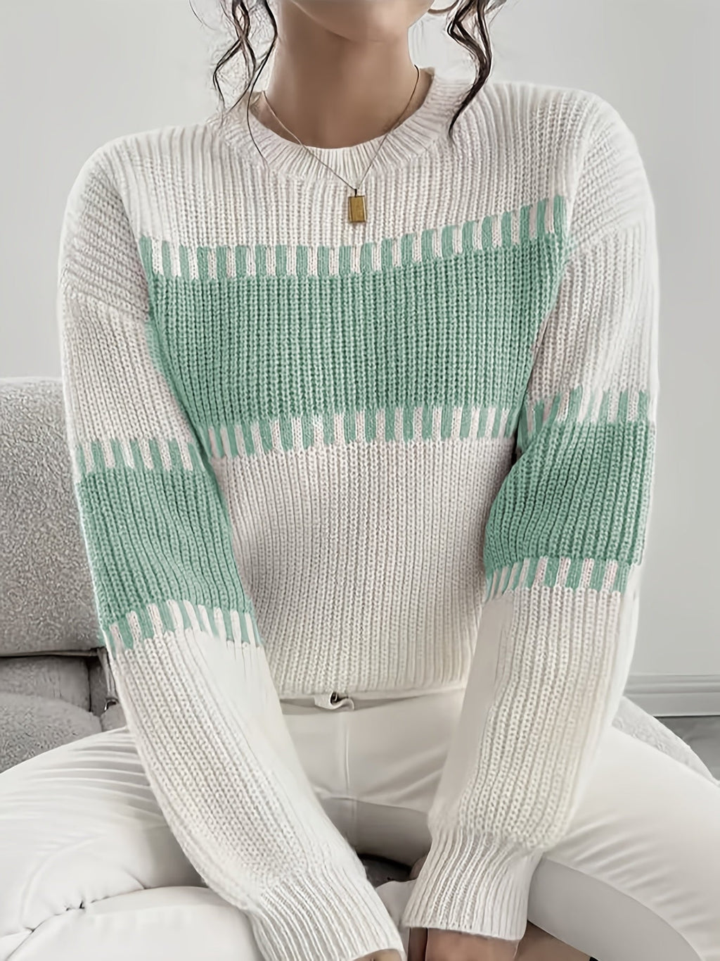 Stribet damesweater i colorblock – Moderne og blød