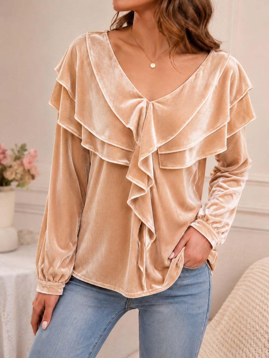 Top de mujer de terciopelo con escote en V y volante: estilo elegante, femenino y chic