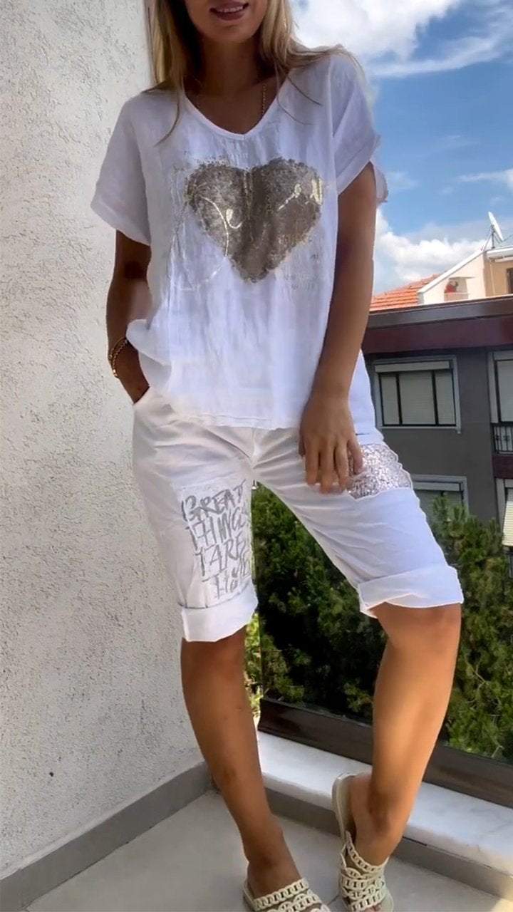 Completo casual due pezzi con scollo a V e dettagli in oro goffrato