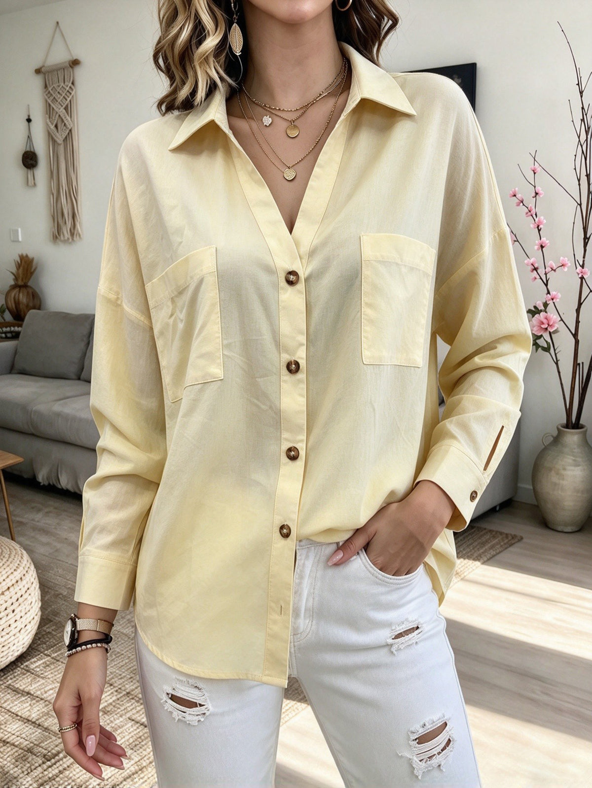 Women's shirt with buttons and pockets - Casual and practical