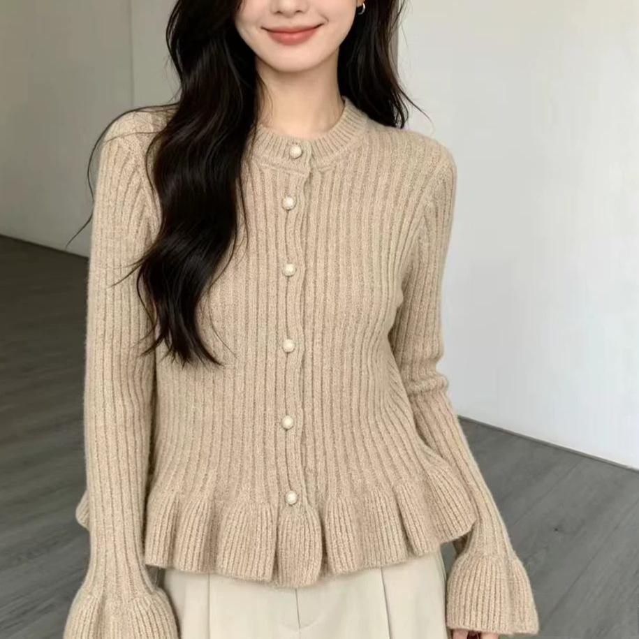 Strikket damebluse med flæser - Elegant og feminin