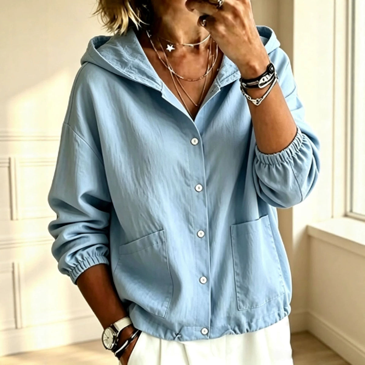 Giacca da donna con cappuccio e bottoni, dal taglio ampio – Uno stile disinvolto e comodo, ideale per essere indossata sopra altri capi