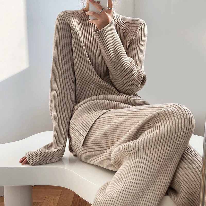 Completo da donna in maglia a coste composto da due pezzi - maglione comodo e pantaloni a gamba larga
