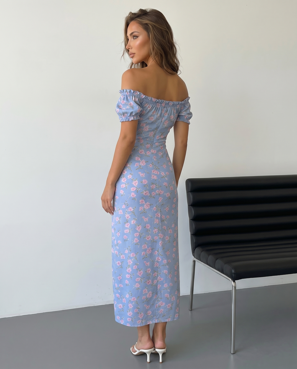 Abito maxi floreale da donna con spalle scoperte - Romantico ed elegante