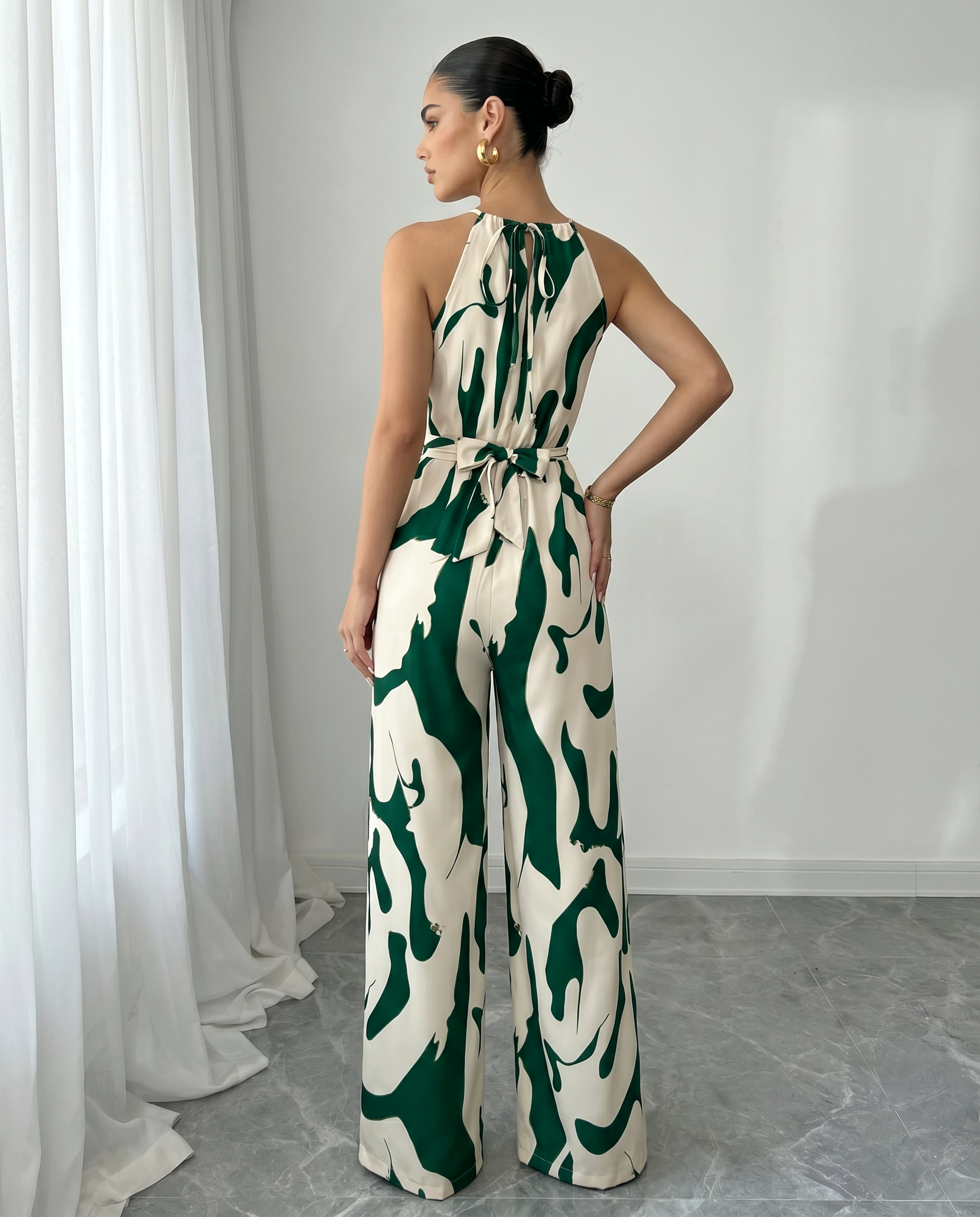 Tuta donna con stampa astratta e collo halter - Elegante e fluida