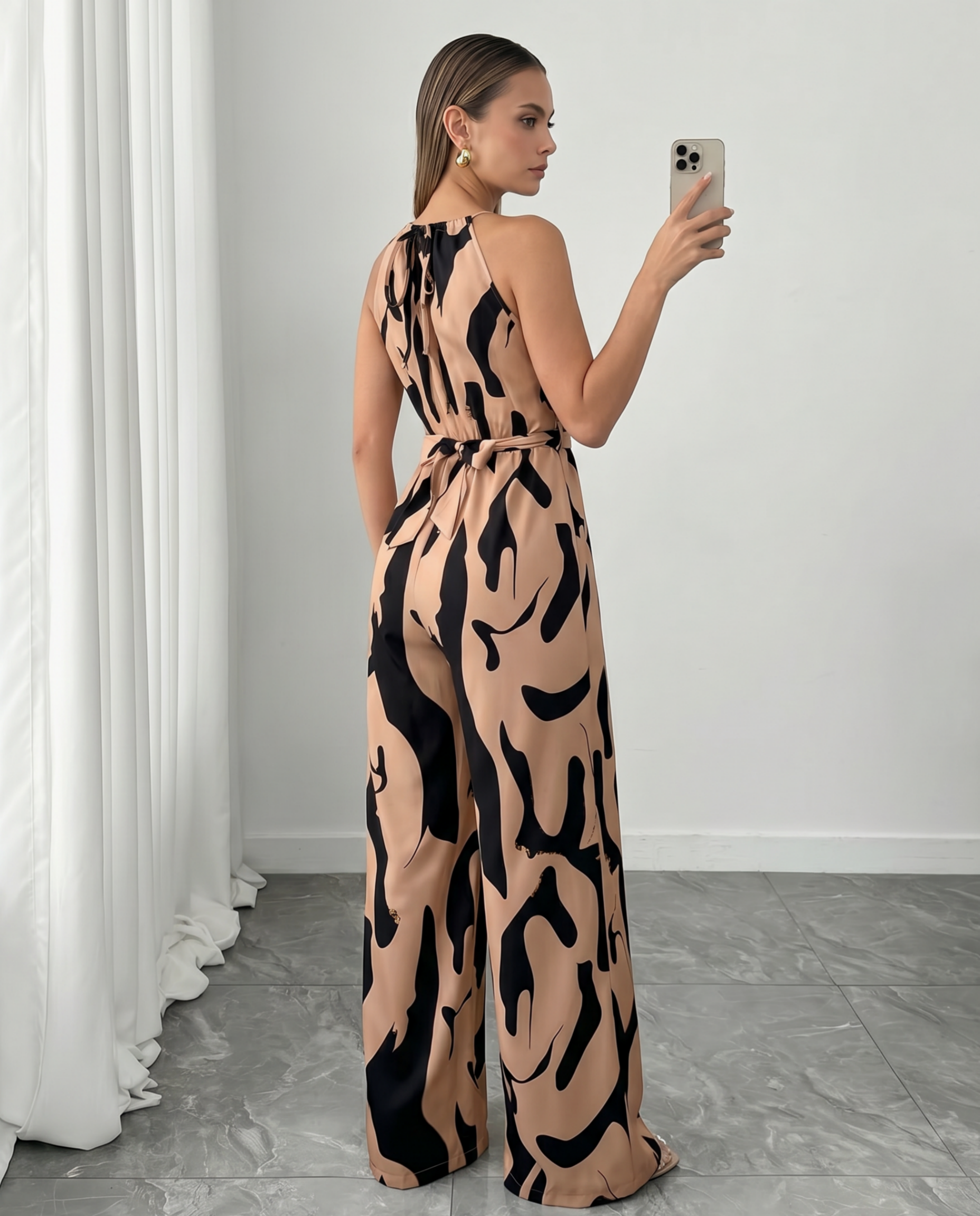 Tuta donna con stampa astratta e collo halter - Elegante e fluida