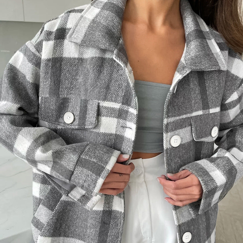 Abrigo de mujer de cuadros escoceses con cuello amplio: elegante y cálido
