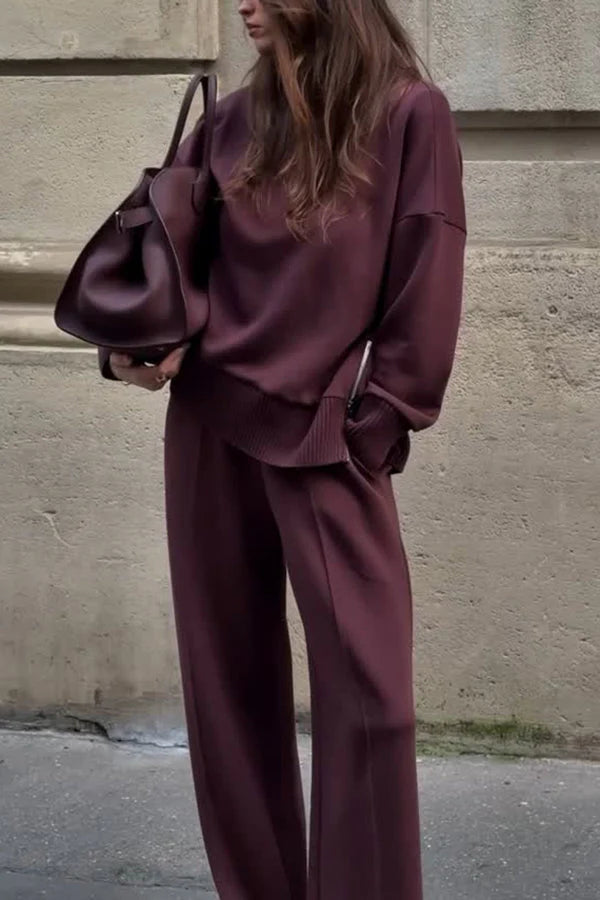 Completo da casa elegante e spesso da donna - felpa con collo alto e pantaloni a gamba larga