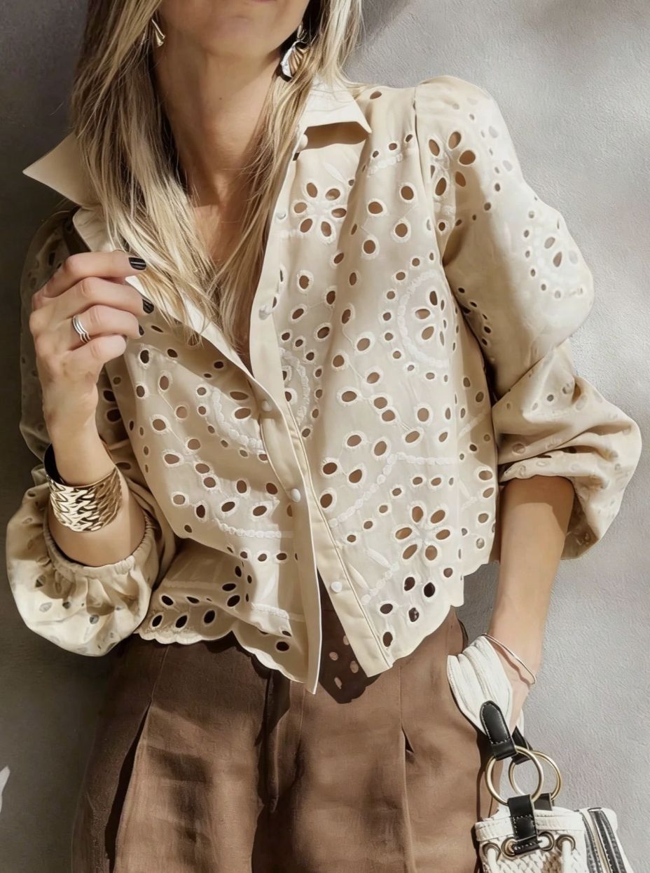 Camicetta corta da donna ricamata e traforata - Leggera ed elegante