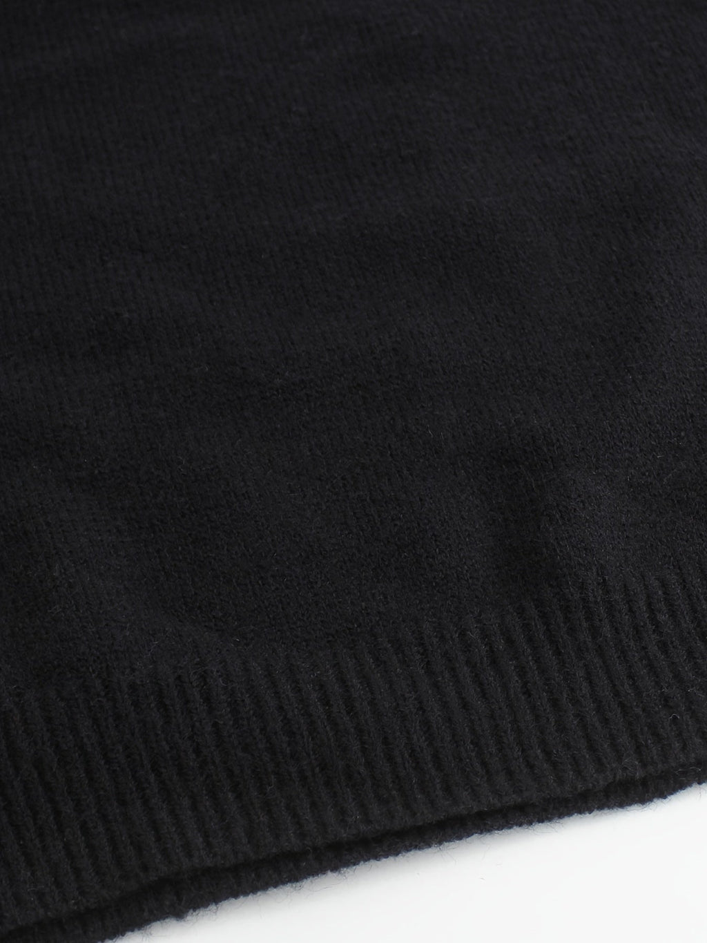 Women's ribbed sweater with striped cuffs - Modern and comfortable