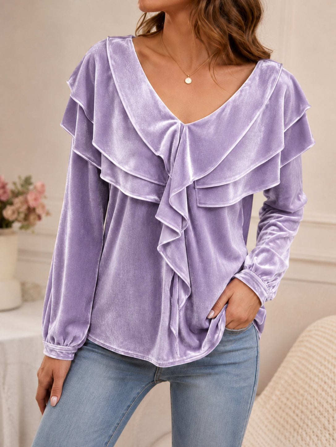 Top de mujer de terciopelo con escote en V y volante: estilo elegante, femenino y chic
