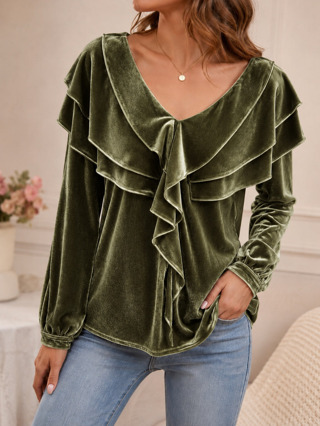 Top de mujer de terciopelo con escote en V y volante: estilo elegante, femenino y chic