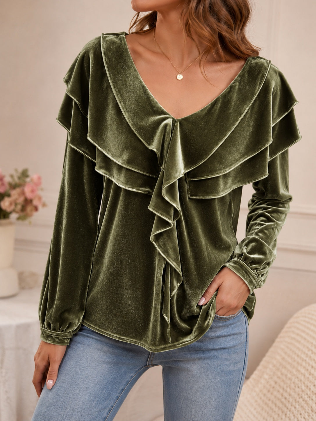 Top de mujer de terciopelo con escote en V y volante: estilo elegante, femenino y chic