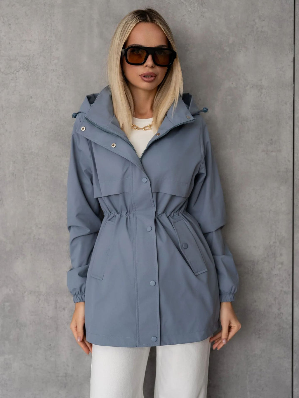 Chaqueta deportiva de mujer con capucha: informal, cómoda y versátil