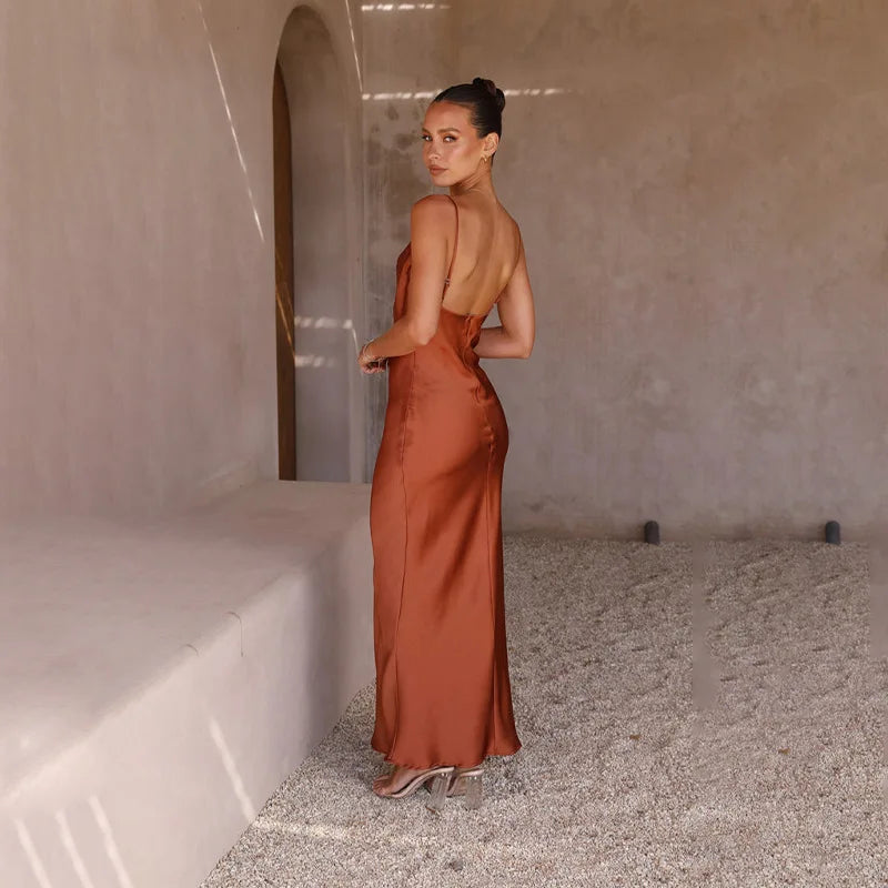 Lussuoso abito lungo in raso per donna – Elegante abito con scollo drappeggiato e spalline sottili