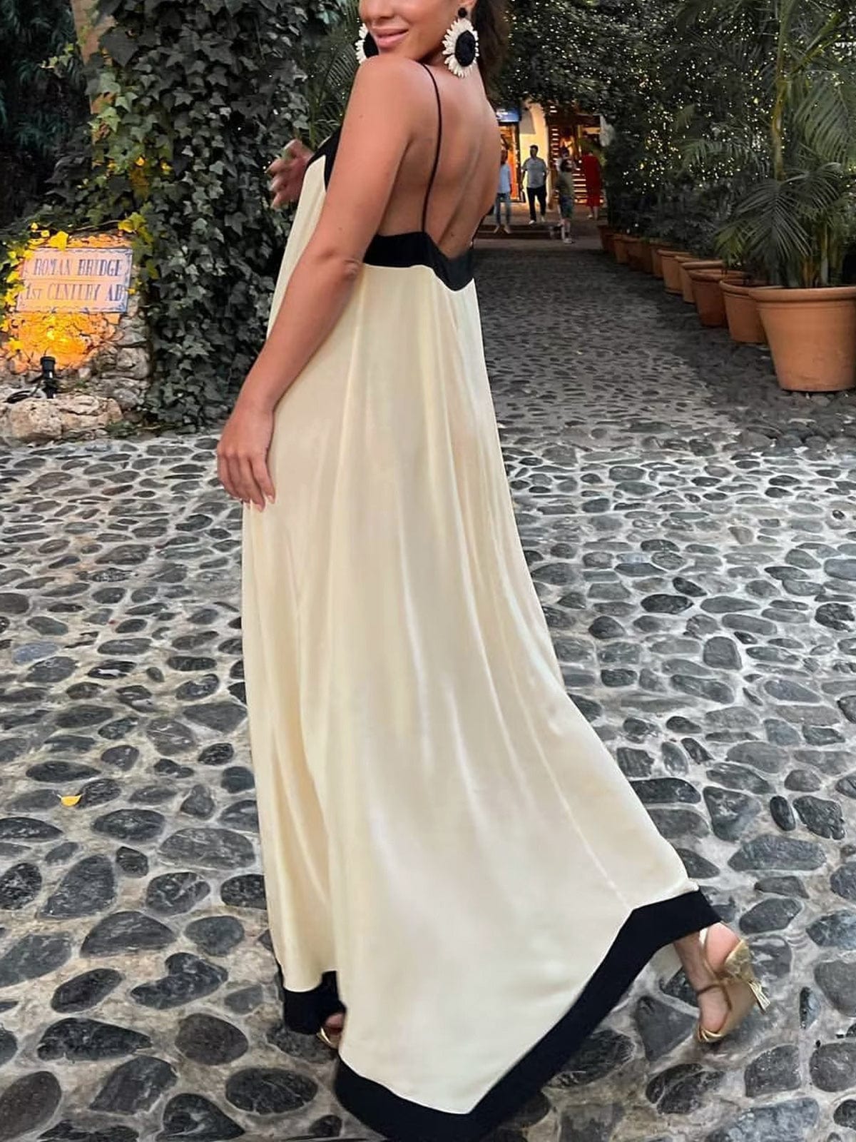 Elegante abito lungo con spalline sottili da donna – scollo a V e taglio fluido