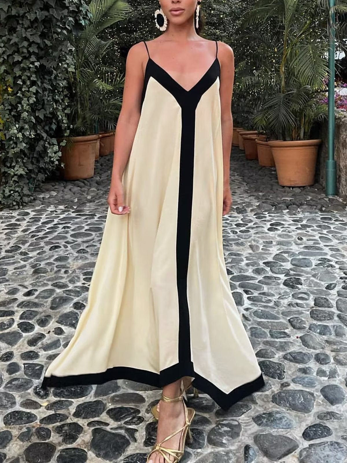 Elegante abito lungo con spalline sottili da donna – scollo a V e taglio fluido