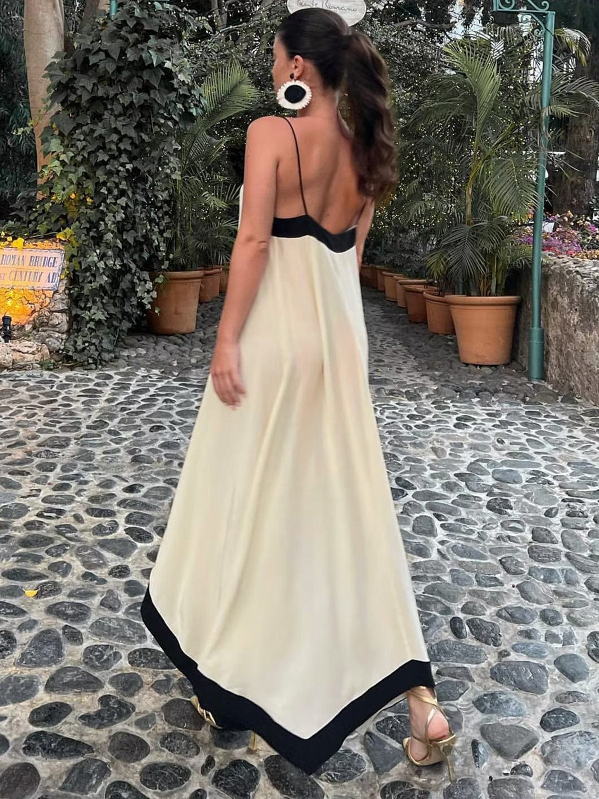 Elegante abito lungo con spalline sottili da donna – scollo a V e taglio fluido
