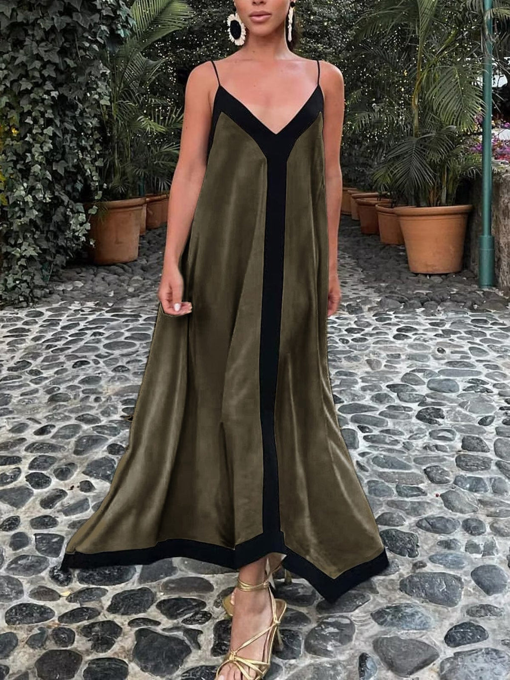 Elegante abito lungo con spalline sottili da donna – scollo a V e taglio fluido