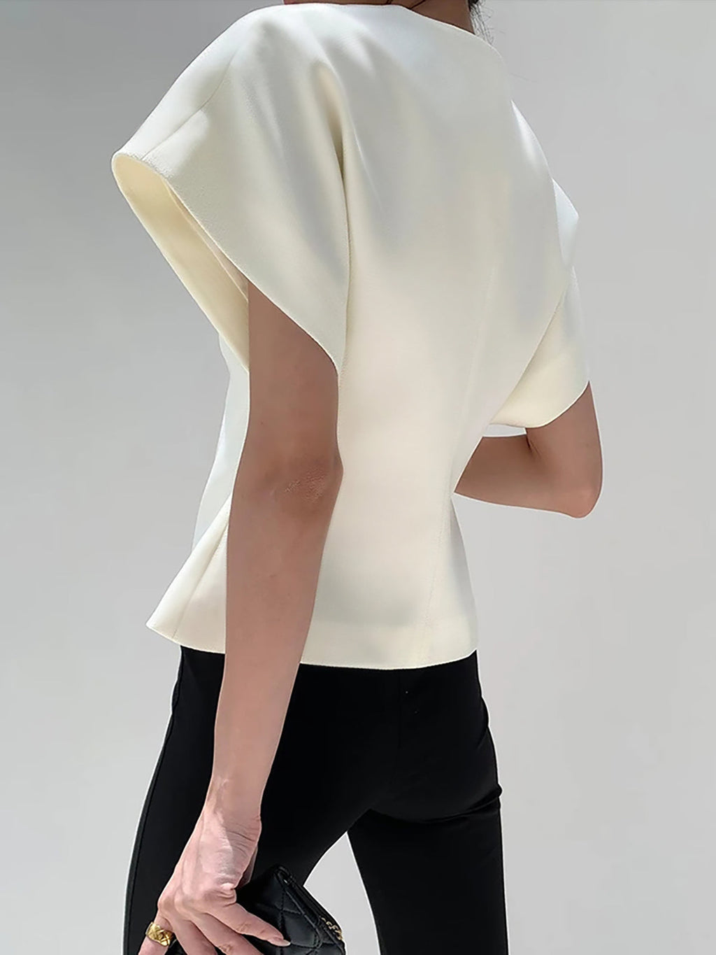 Top donna con scollo a V elegante - Fluido e raffinato