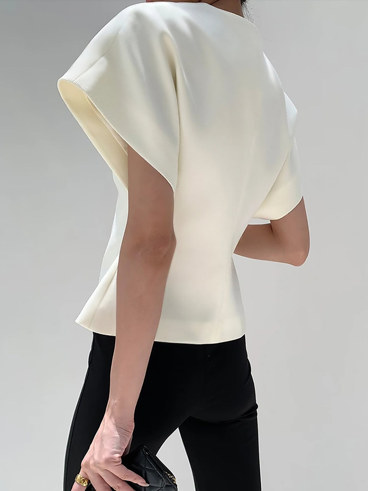 Top donna con scollo a V elegante - Fluido e raffinato