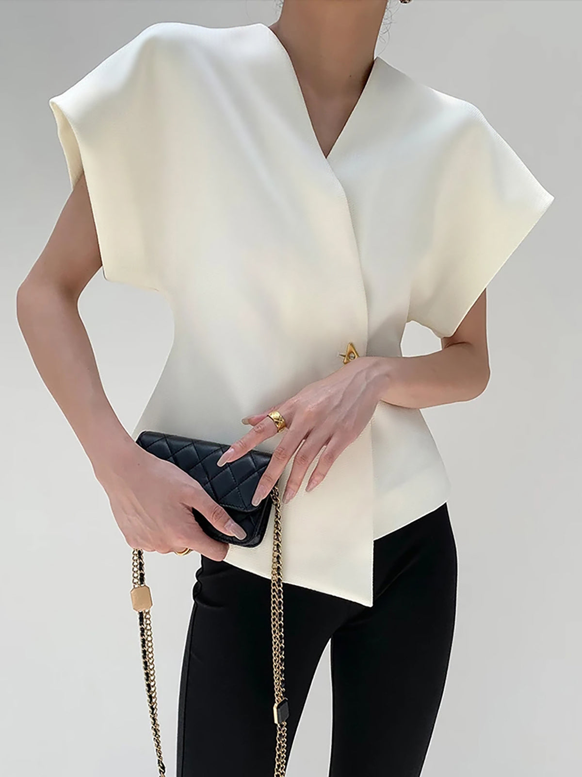 Top donna con scollo a V elegante - Fluido e raffinato