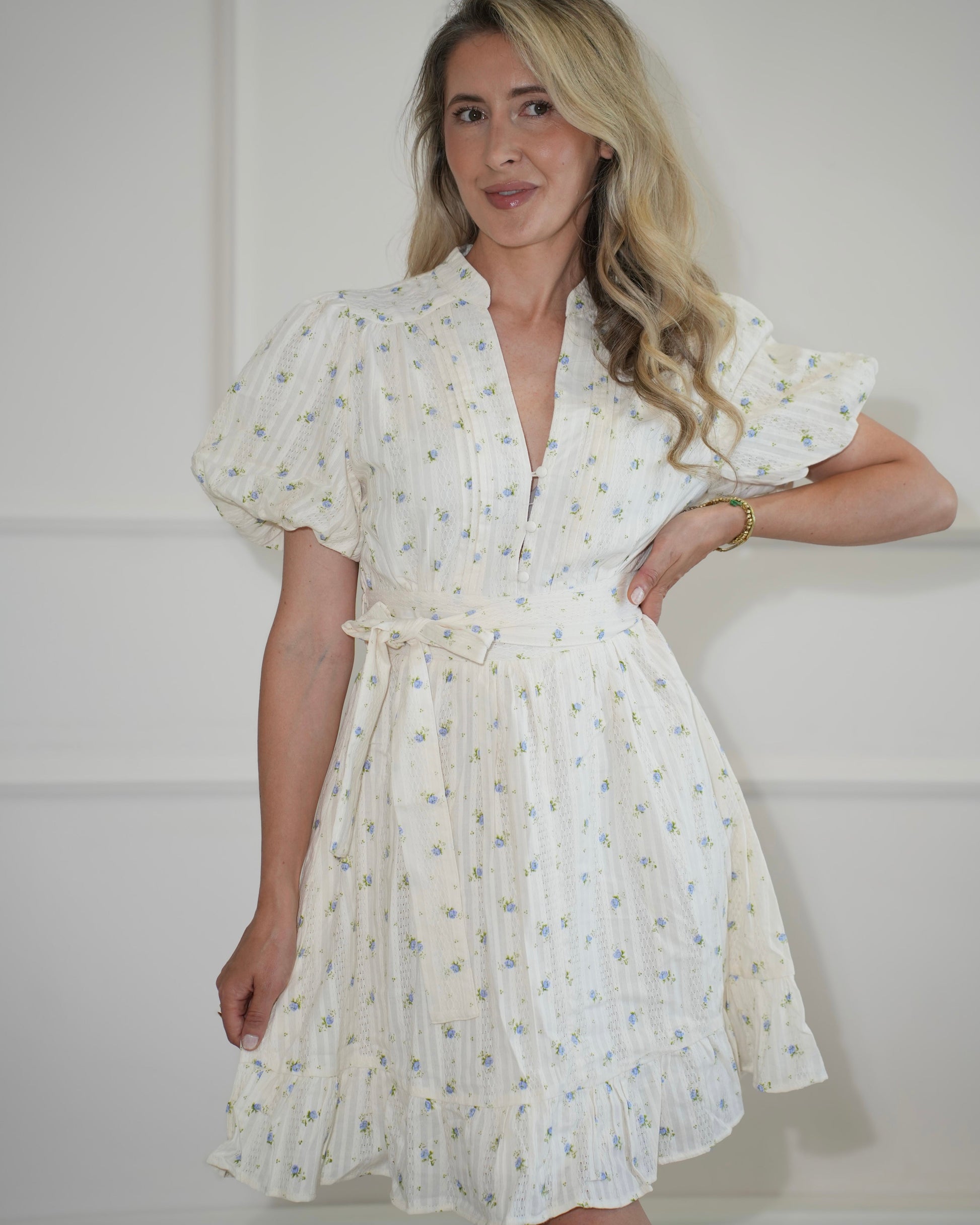 Abito midi floreale da donna con maniche a sbuffo e cintura in vita
