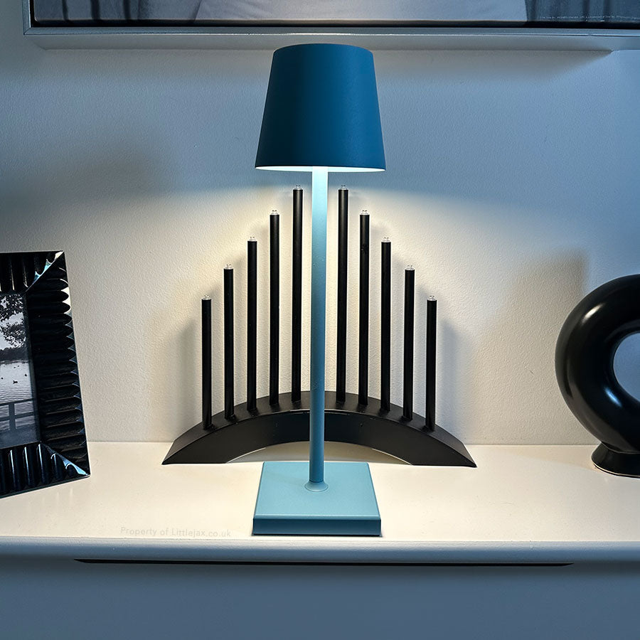 Modern and contemporary cordless table lamp - Rechargeable LED lamp for office, bedroom, living room, or restaurant, with sleek minimalist design