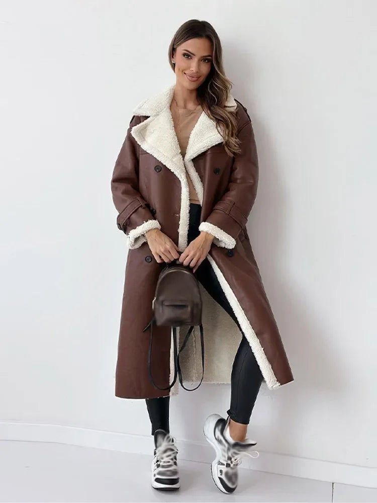 Cappotto da donna con revers e fodera in sherpa – Capo invernale lungo ed elegante