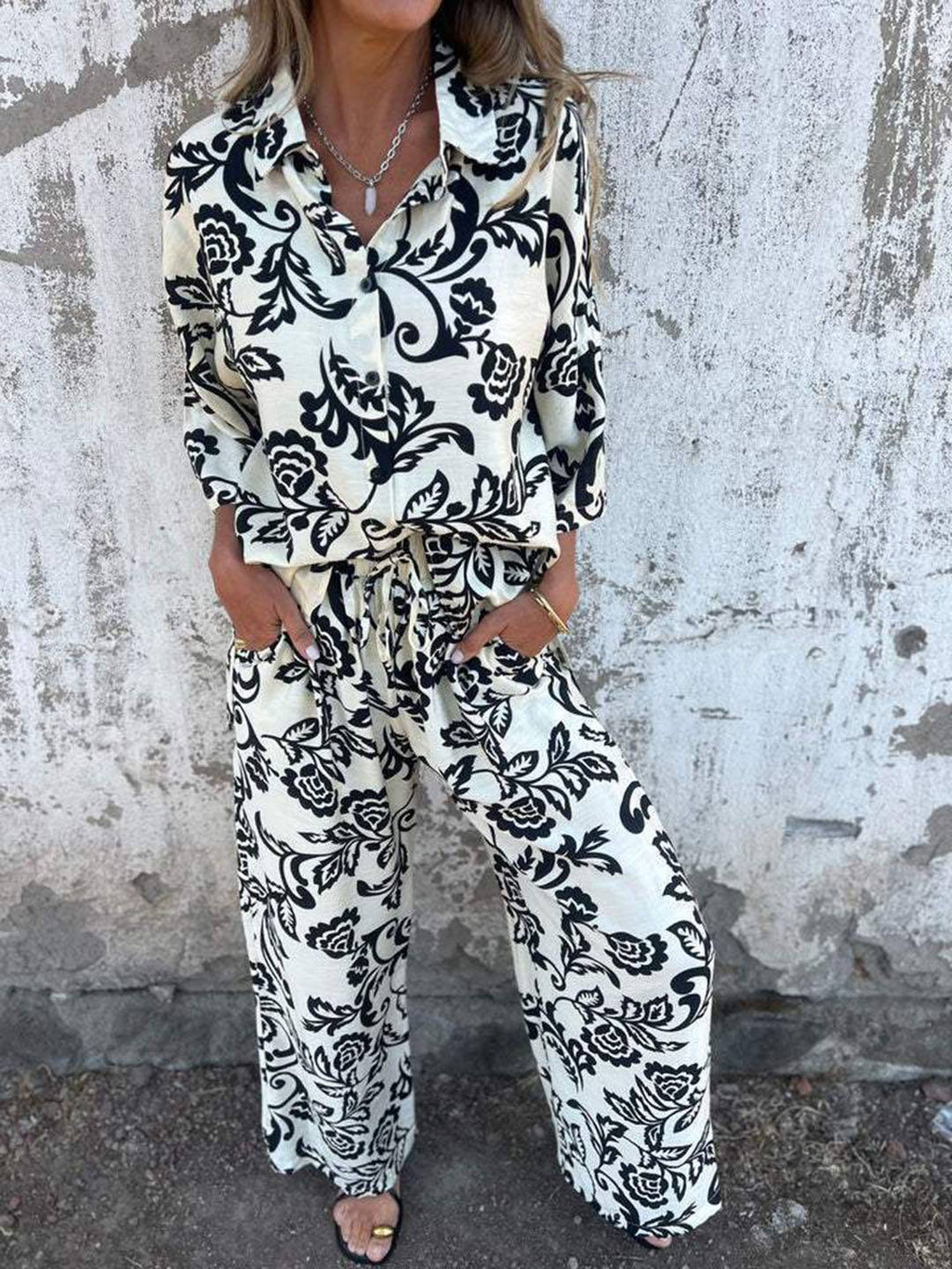Completo casual in due pezzi con motivo a foglie e pantaloni a gamba larga