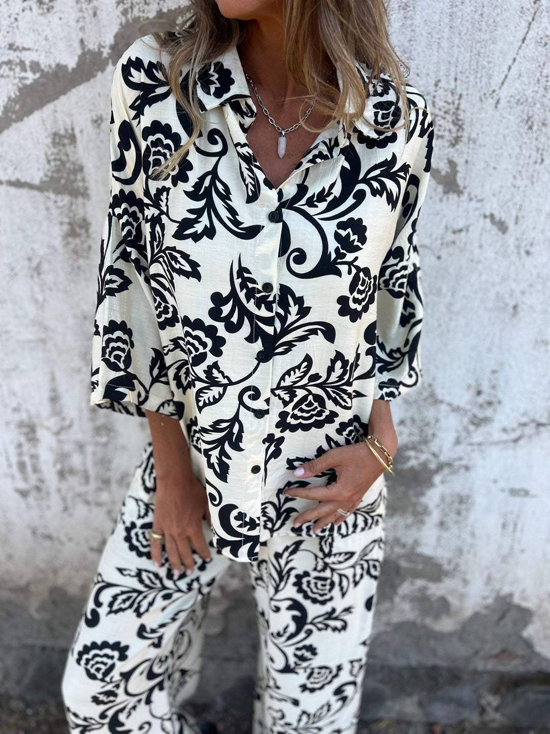 Completo casual in due pezzi con motivo a foglie e pantaloni a gamba larga