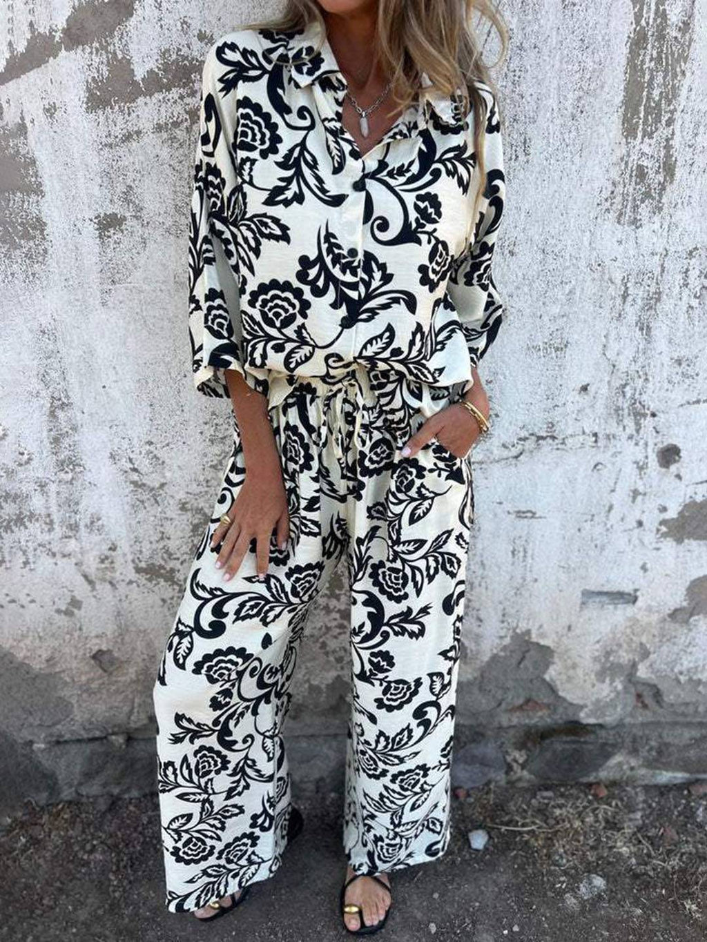 Completo casual in due pezzi con motivo a foglie e pantaloni a gamba larga